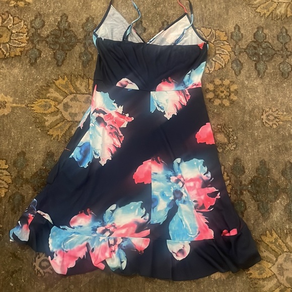 Floral dress. - Picture 2 of 5